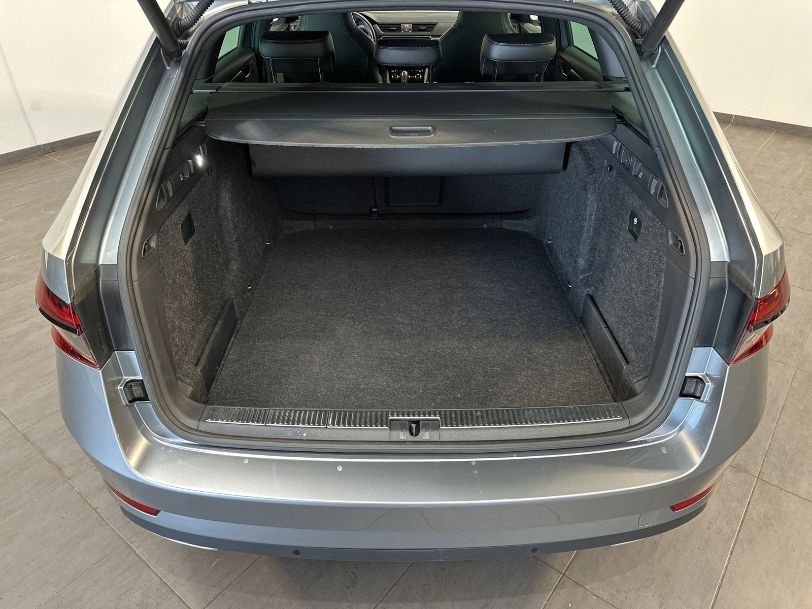 Fahrzeugabbildung SKODA Superb Combi 2.0 TSI Sportline 4x4 NAV+LED+AHK