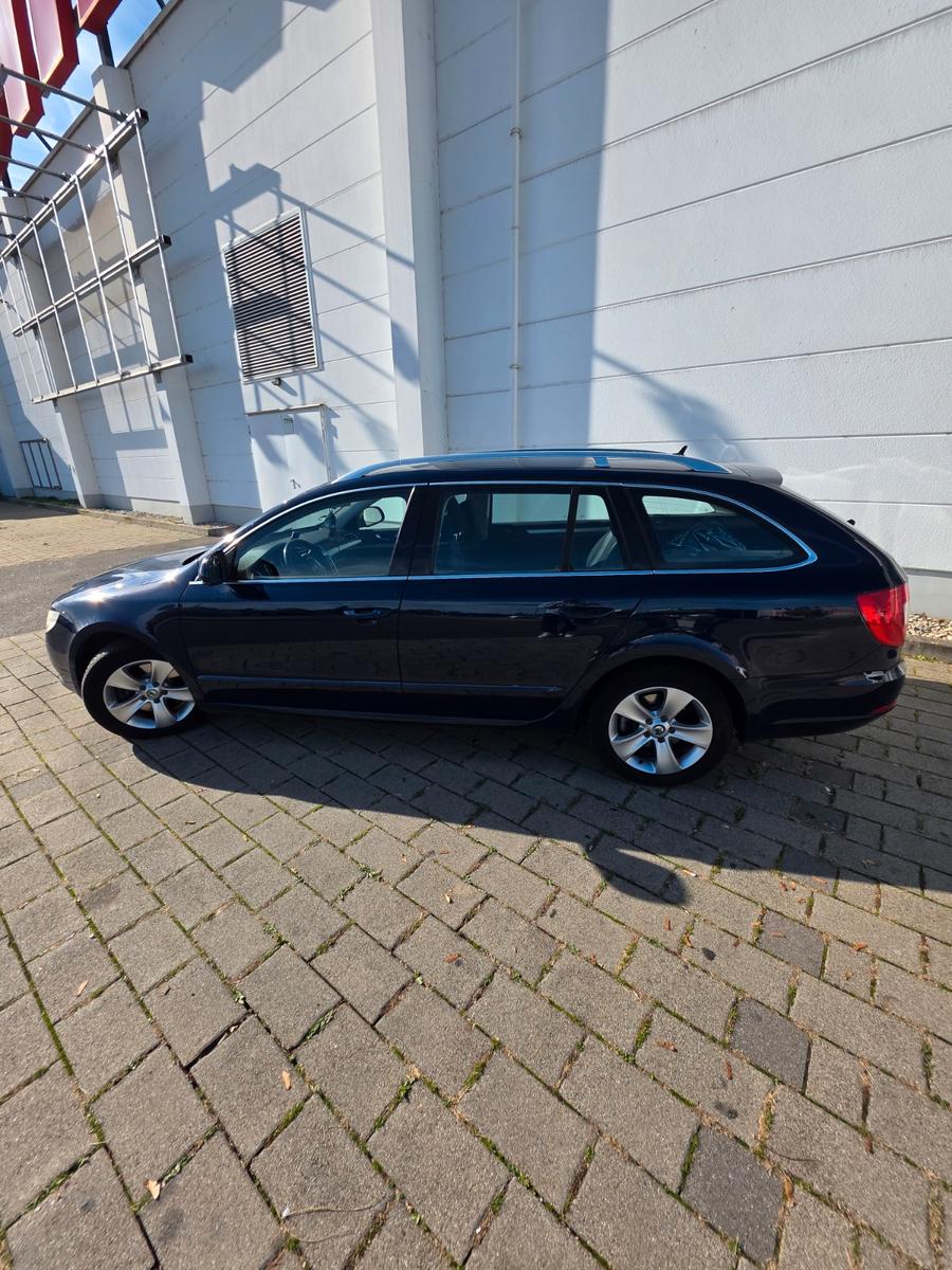 Skoda Superb 2010 — салон
