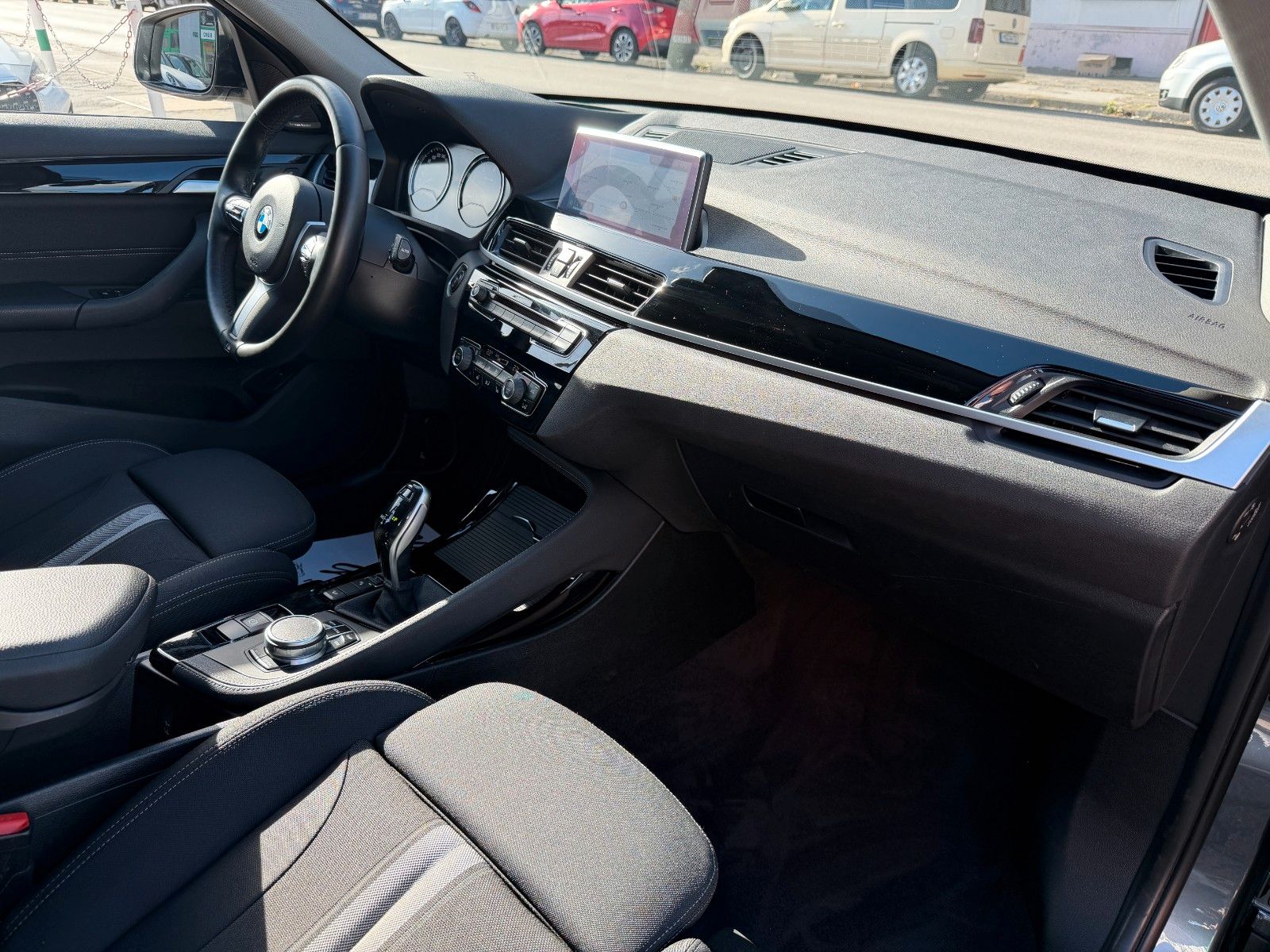 Fahrzeugabbildung BMW X1 xDrive 18 d Sport Line 1-Hand HUD AHK 8-FACH