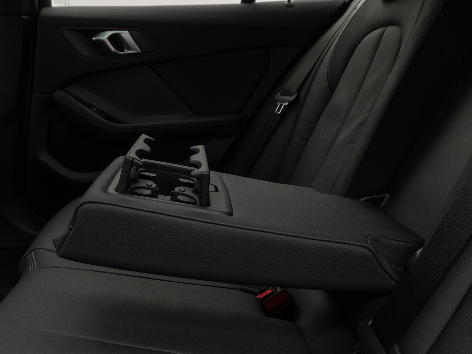 Fahrzeugabbildung BMW 118i M Sport Panorama Kamera HUD DAB H/K Komfort