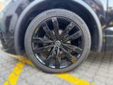 Volkswagen Tiguan R-Line 1,5 l TSI DSG Navi IQ.LIGHT RearVi - Volkswagen Tiguan mit Benzin-Antrieb: Schwarz, mit Apple Carplay