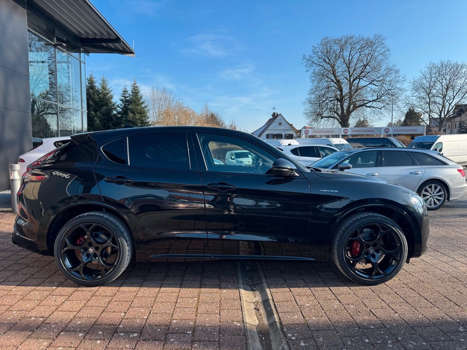 Fahrzeugabbildung Alfa Romeo Stelvio VELOCE 280 PS Glasdach Memory AHK elektr