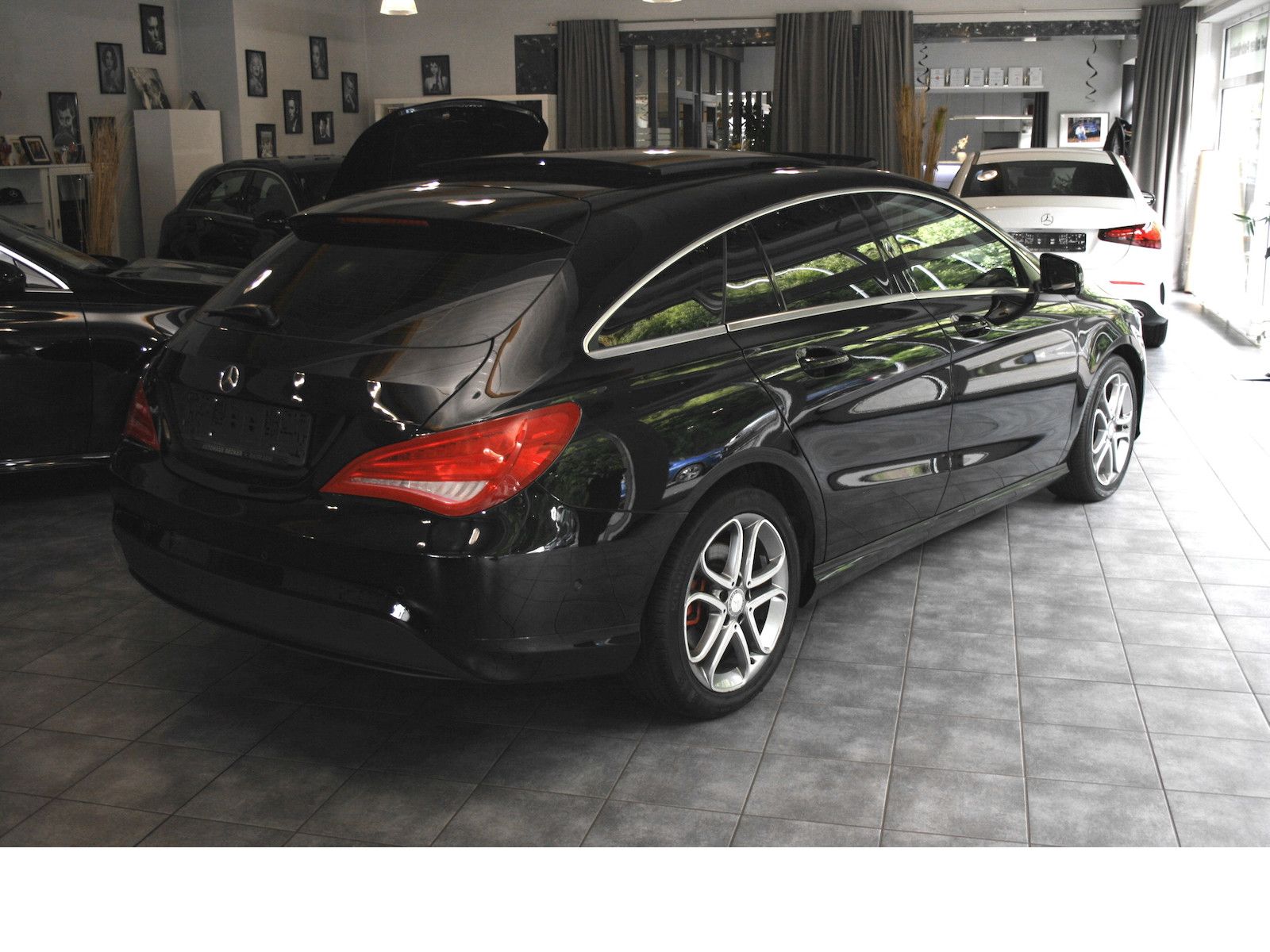 Fahrzeugabbildung Mercedes-Benz CLA 200 Shooting Brake CDI *Pano-Dach*AHK*Xenon*