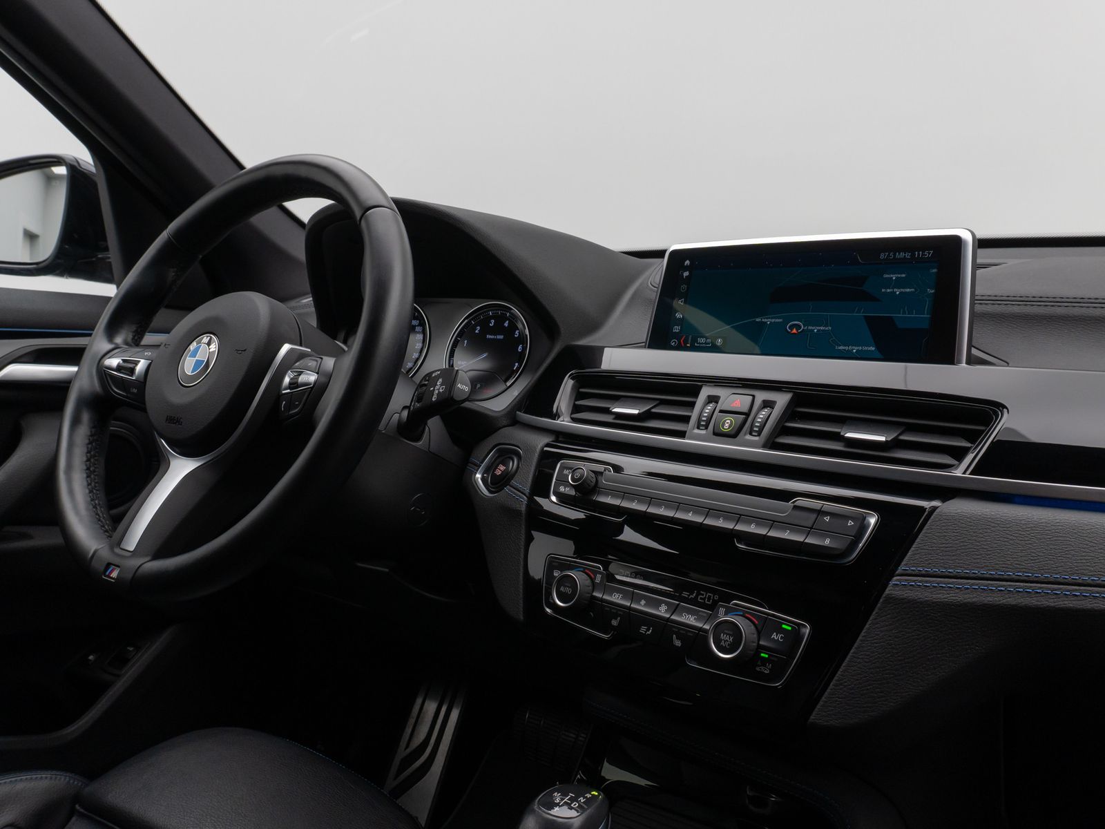 Fahrzeugabbildung BMW X1 xD25e M Sport Kamera Navi DAB HiFi DrivAssist