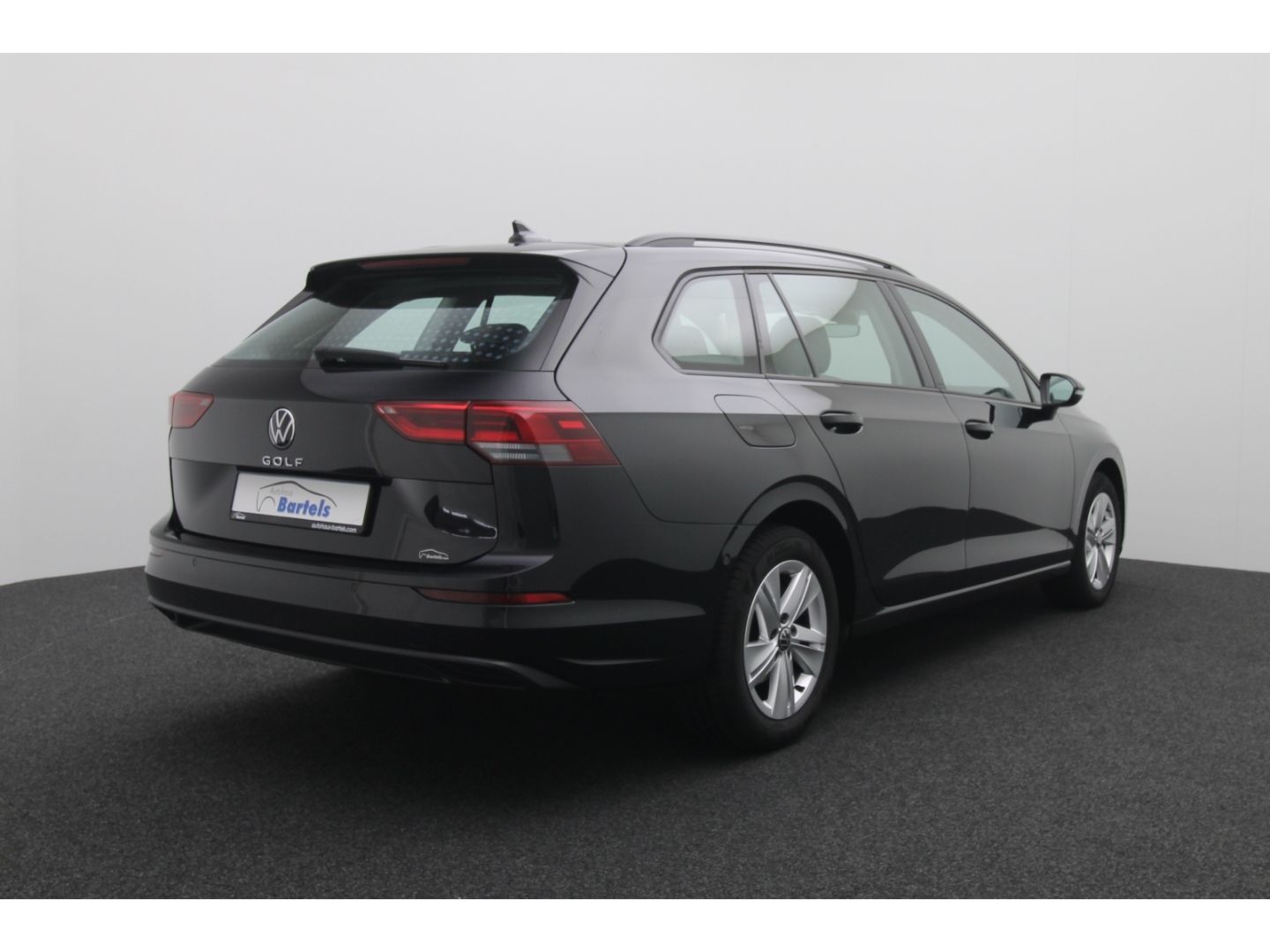 Fahrzeugabbildung Volkswagen Golf VIII Variant Life AHK SHZ ACC