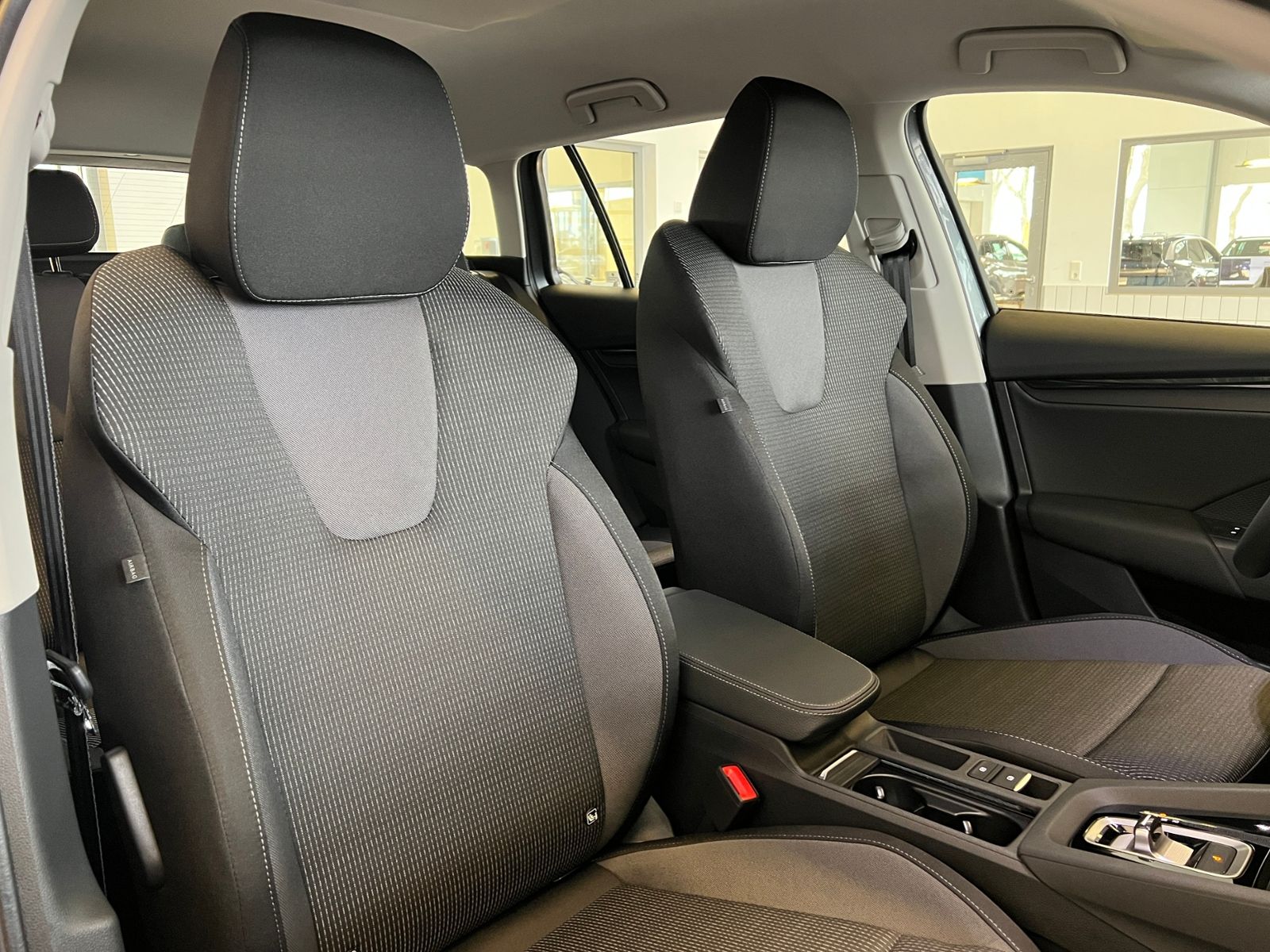Fahrzeugabbildung SKODA Octavia Combi IV Selection 1.5 TSI mHEV DSG *AHK