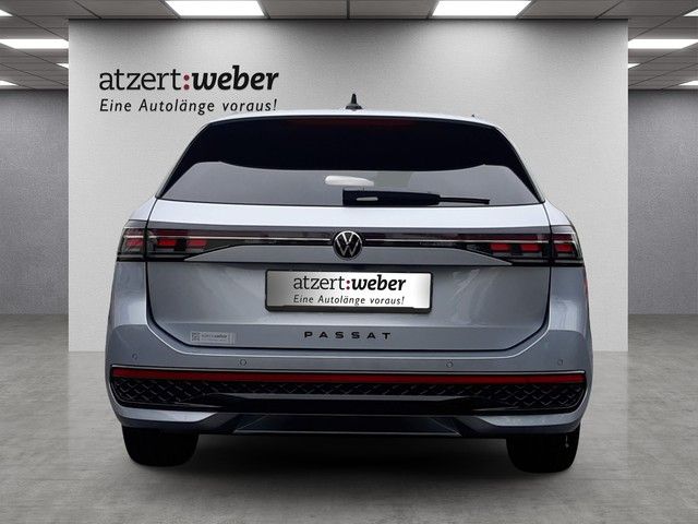 Fahrzeugabbildung Volkswagen Passat Variant 1,5 eTSi R-Line Black Pano AHK