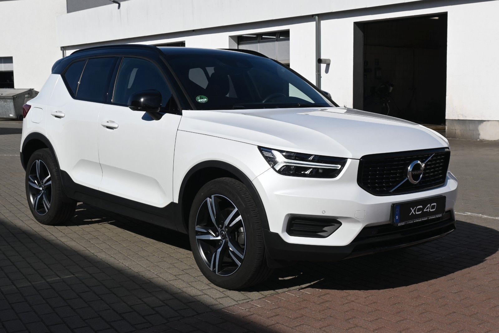 Fahrzeugabbildung Volvo XC40 T4 FWD Autom. R-Design*FSHZG*H&K*RFK*ACC*