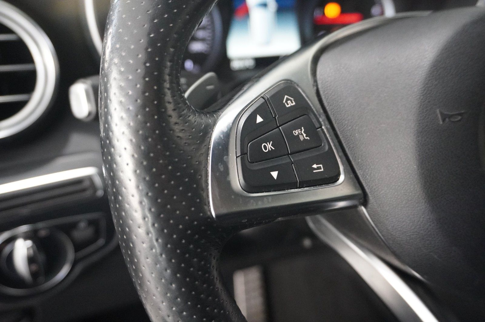 Fahrzeugabbildung Mercedes-Benz GLC 220D EXCLUSIVE 4MATIC NAVI/LED/KAMERA/SH/AHK