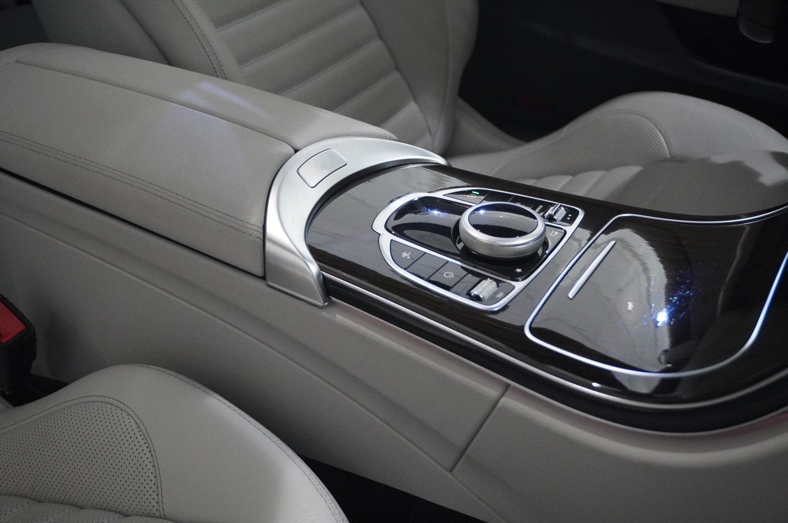 Fahrzeugabbildung Mercedes-Benz C 300 COUPE AMG LINE NAVI/LED/PANO./KAMERA/SPORT