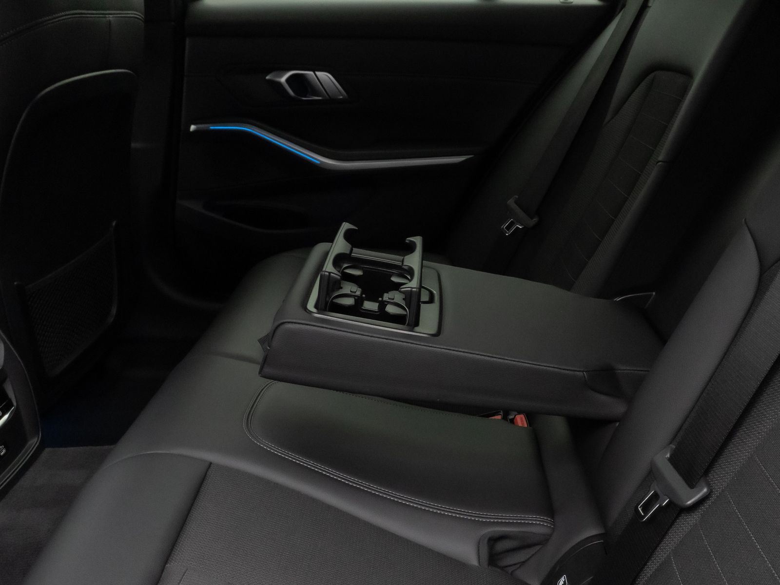 Fahrzeugabbildung BMW 330e Sport Line Kamera Laser HUD DAB Komfort