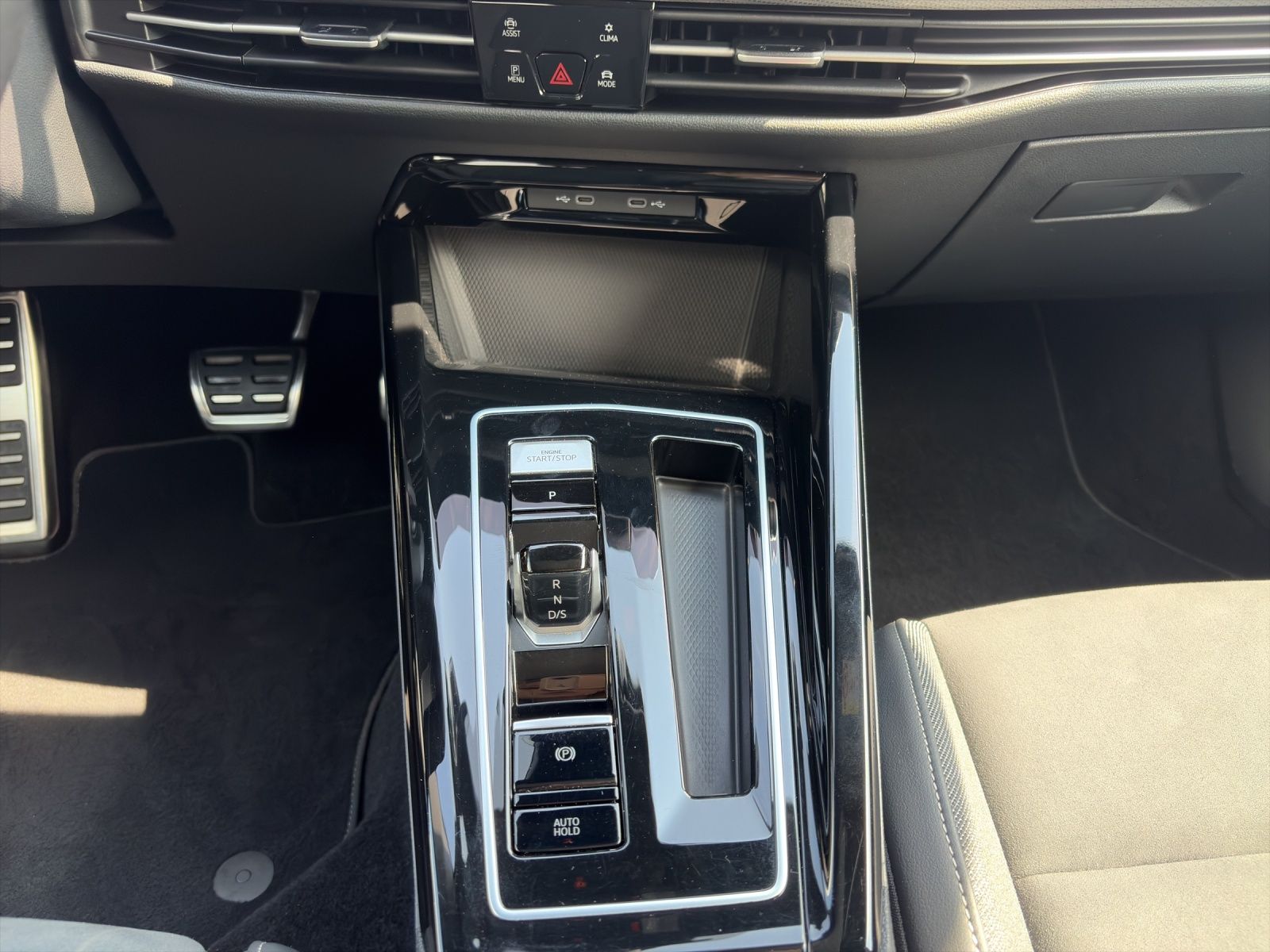 Fahrzeugabbildung Volkswagen Golf VIII EDITION 50 Matrix Navi ACC AHK PANO HU