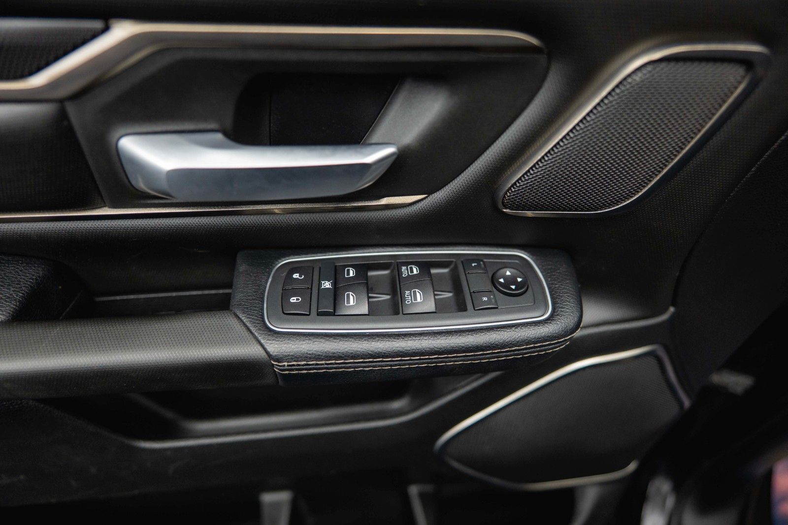 Fahrzeugabbildung Dodge RAM 5.7 V8 HEMI 4x4 REBEL LIMITED RamBox ACC 19%