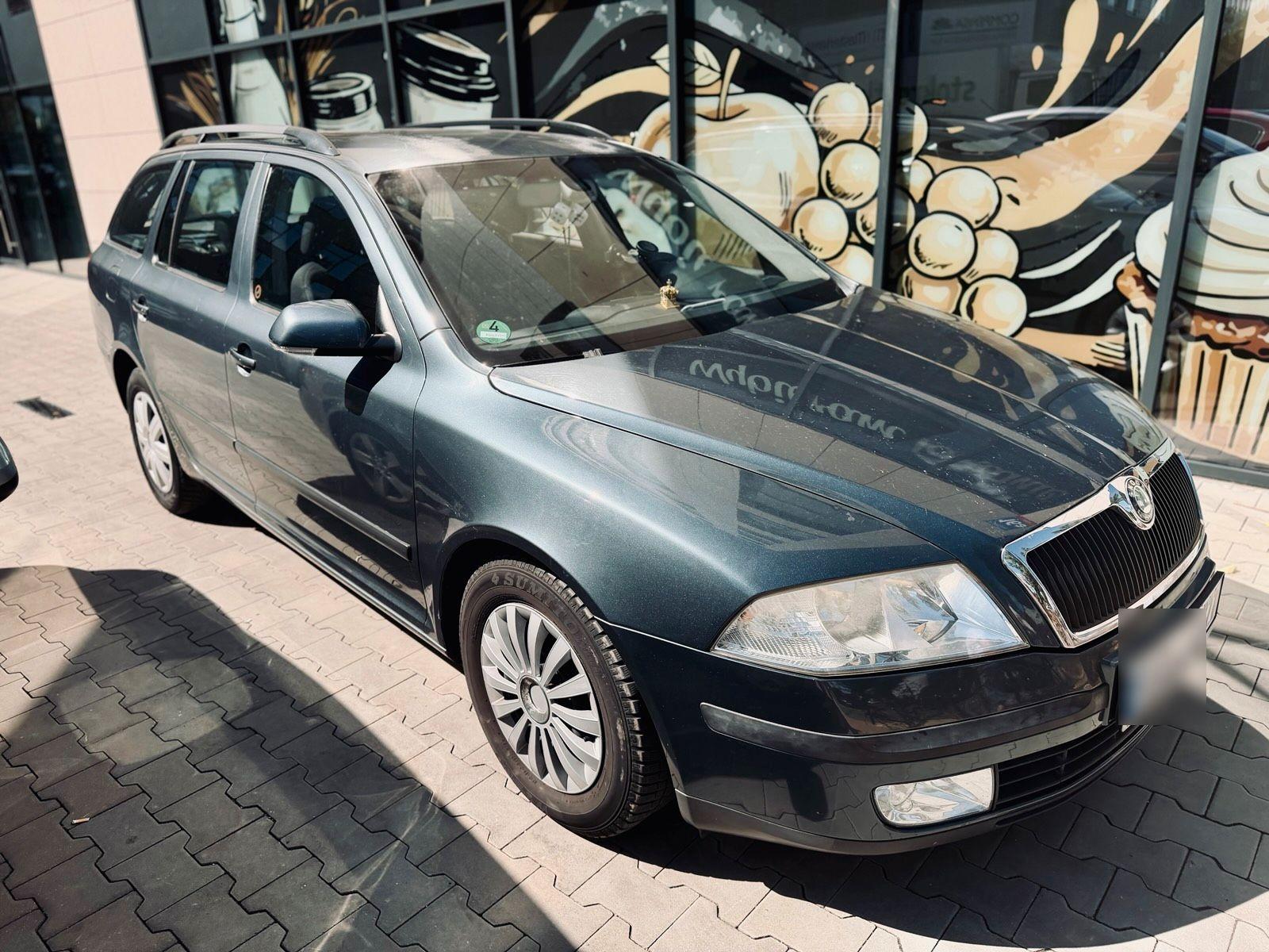 Skoda Octavia 2005 — rear view