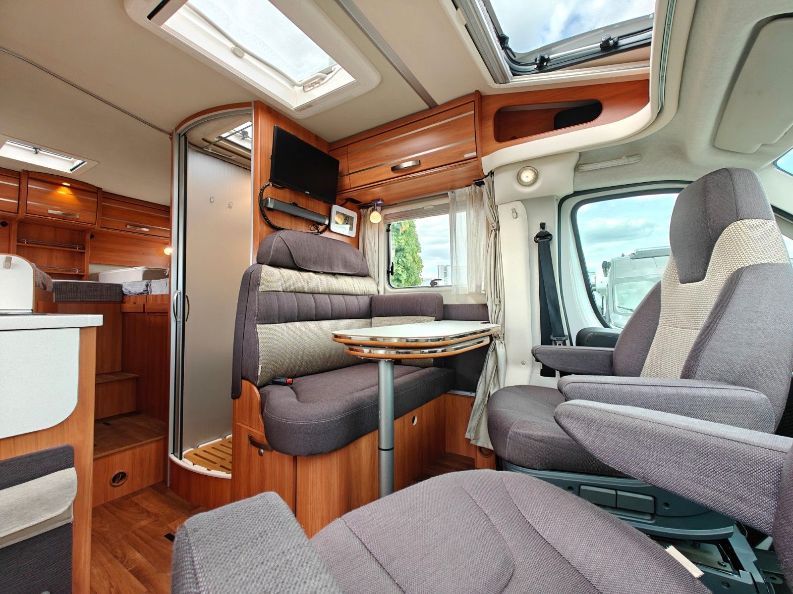 Fahrzeugabbildung HYMER / ERIBA / HYMERCAR Van 374 - Autom. SAT, TV, 2x Solar, DuoControl -