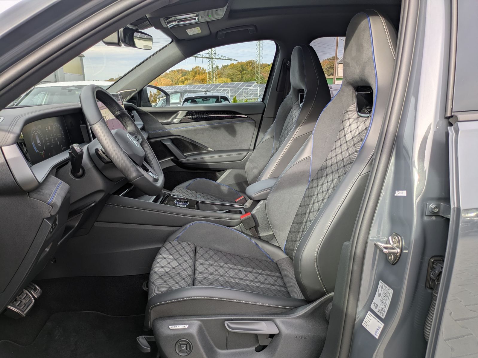 Fahrzeugabbildung Volkswagen Tayron 2.0 TDI 4M R-Line 7Si*MATRIX*AHK*PANO*HUD