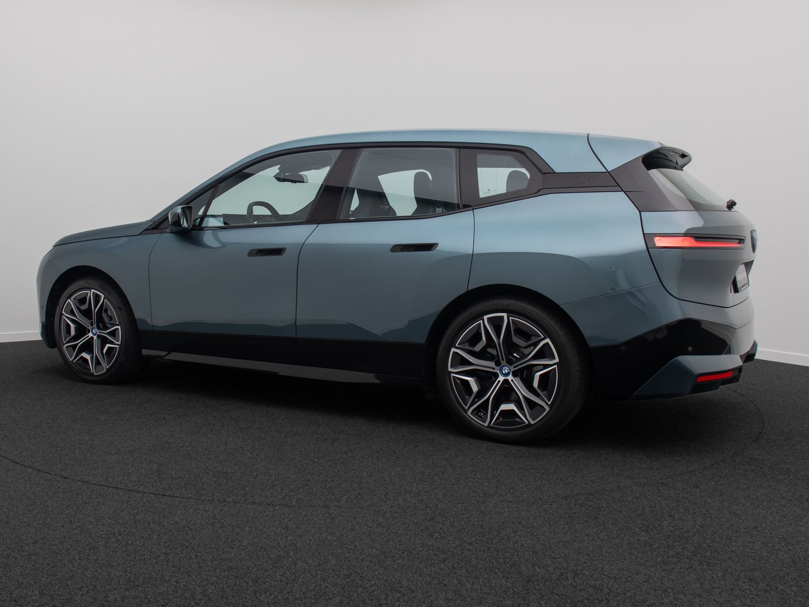 Fahrzeugabbildung BMW iX xD40 Sport AHK SkyLounge 360° DAB H/K 22Zoll