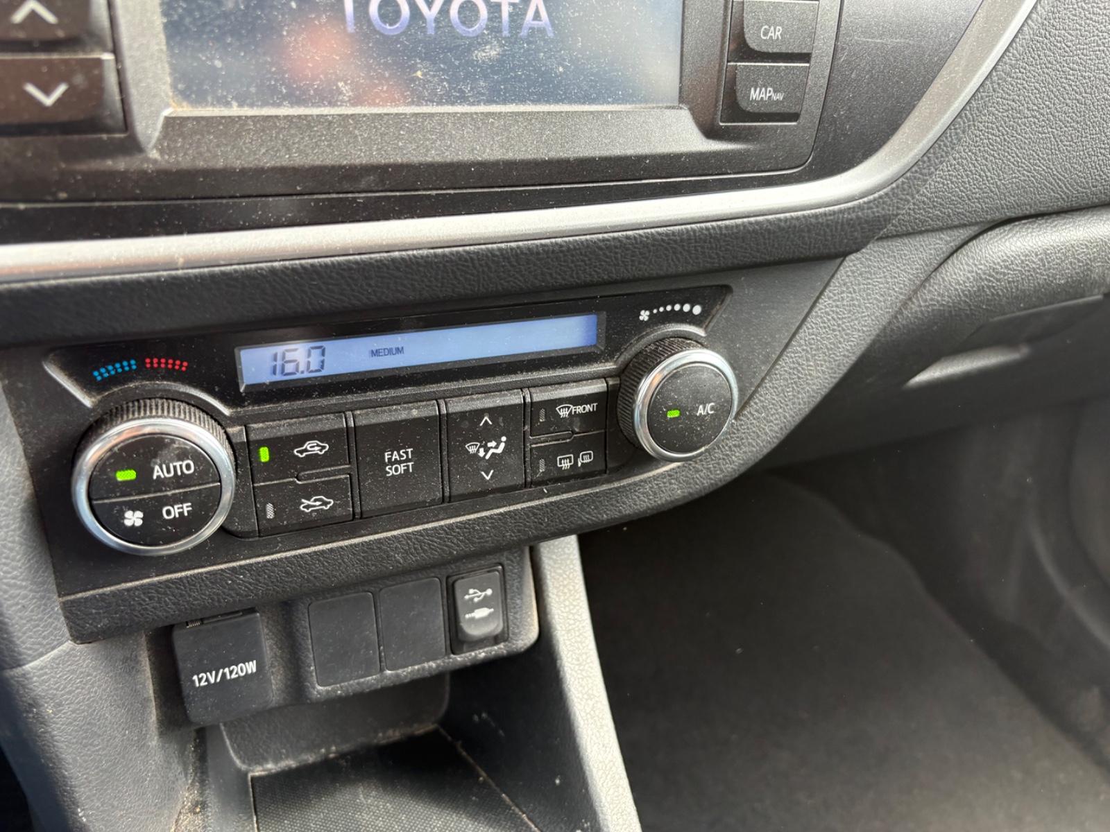 Toyota Auris 2014 — photo 16