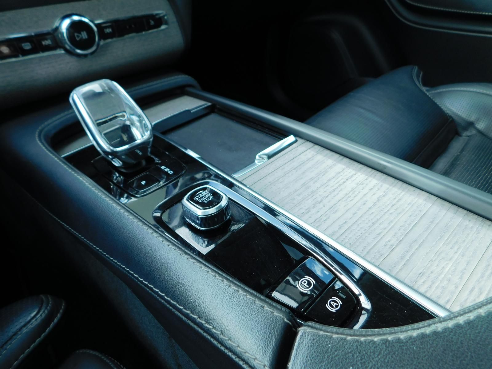 Fahrzeugabbildung Volvo XC90 B5 D Plus Dark