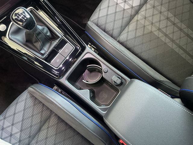 Volkswagen Golf VIII 1.5TSI R-Line HaKardon RKam Navi ACC