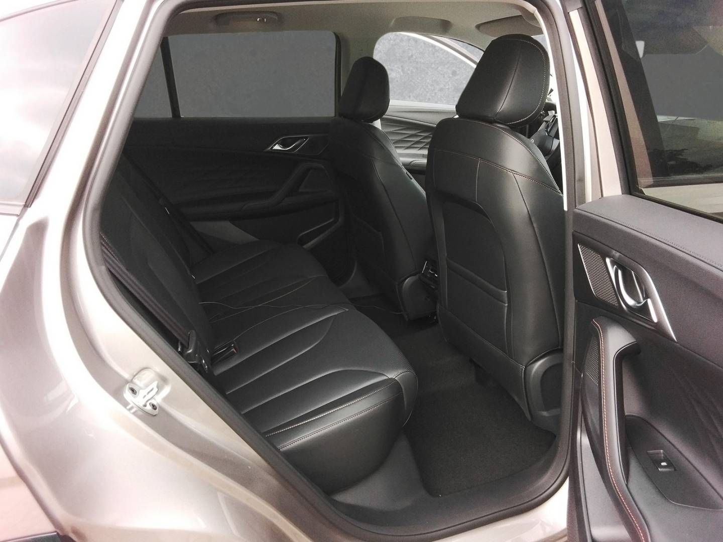 Fahrzeugabbildung MG HS Hybrid+ Luxury *Preis nur mit Finanzierung*