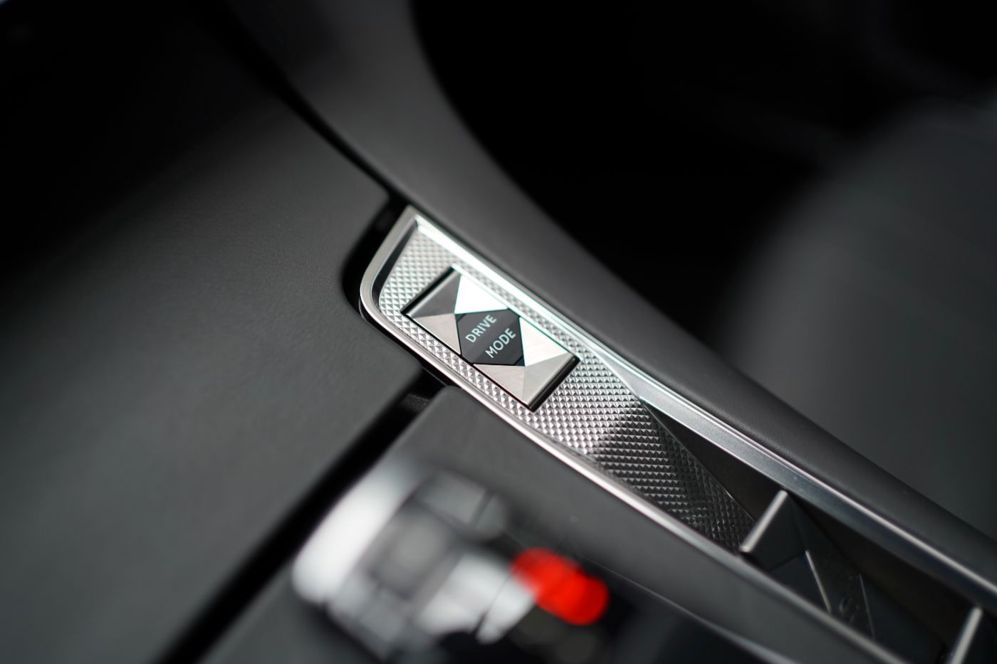Fahrzeugabbildung DS Automobiles DS7 BlueHDi 130 EAT8 Opera Automatik Focal