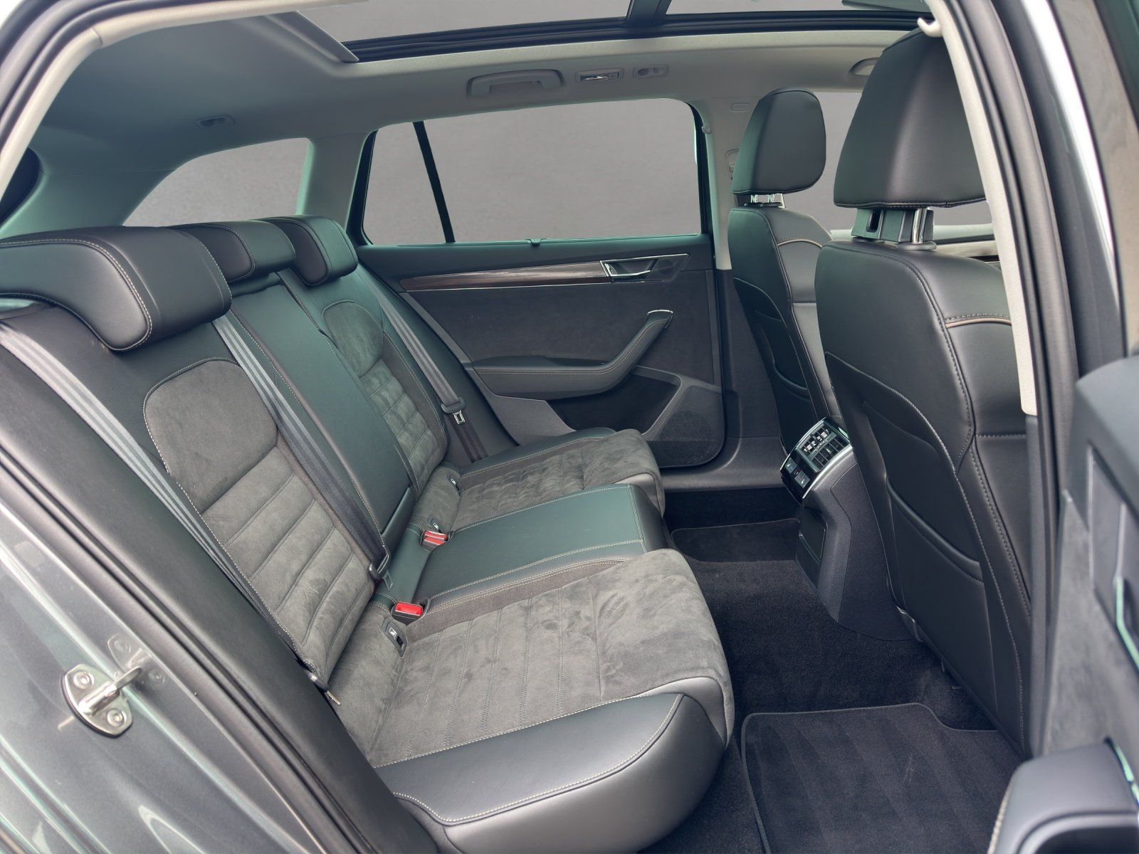 Fahrzeugabbildung SKODA Superb Combi 2.0 TSI Scout Final 4x4/AHK/PANO/