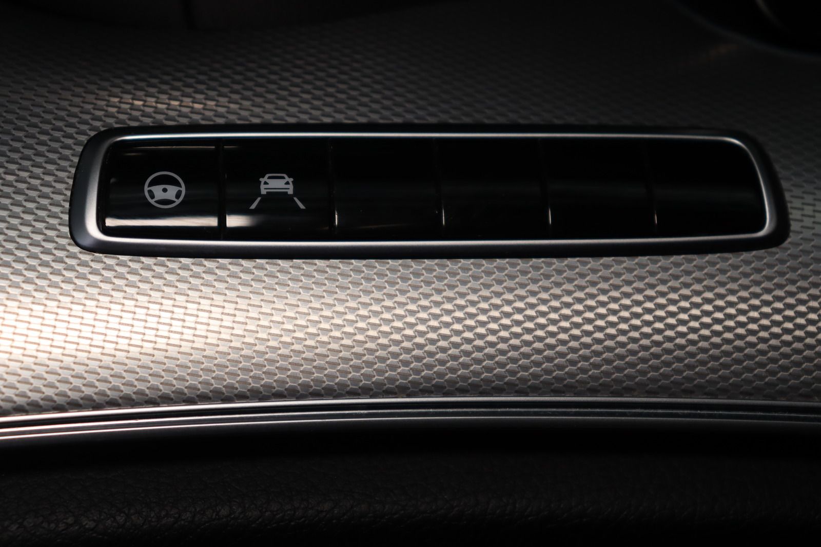 Fahrzeugabbildung Mercedes-Benz E 200 T 4Matic * Schiebedach * Navi * AMG line
