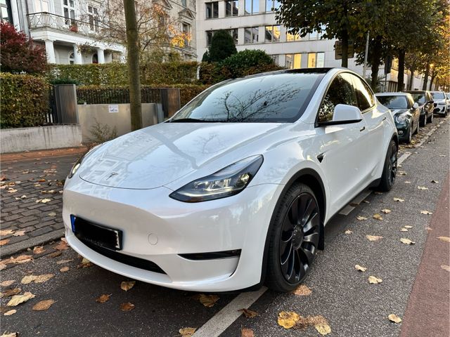 Tesla Model Y Performance Dual Motor AWD Unfallfrei