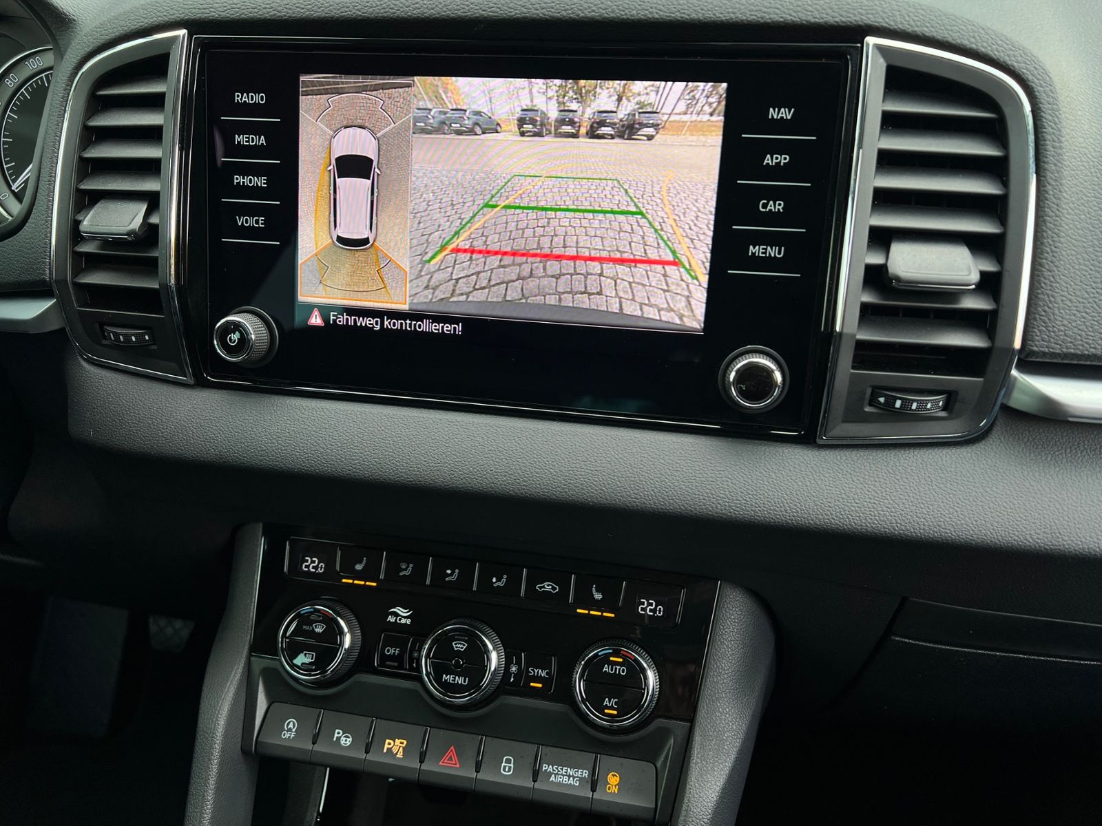 Fahrzeugabbildung SKODA Karoq Clever 2.0 TDI *TravelAssist, Navi, KESSY*