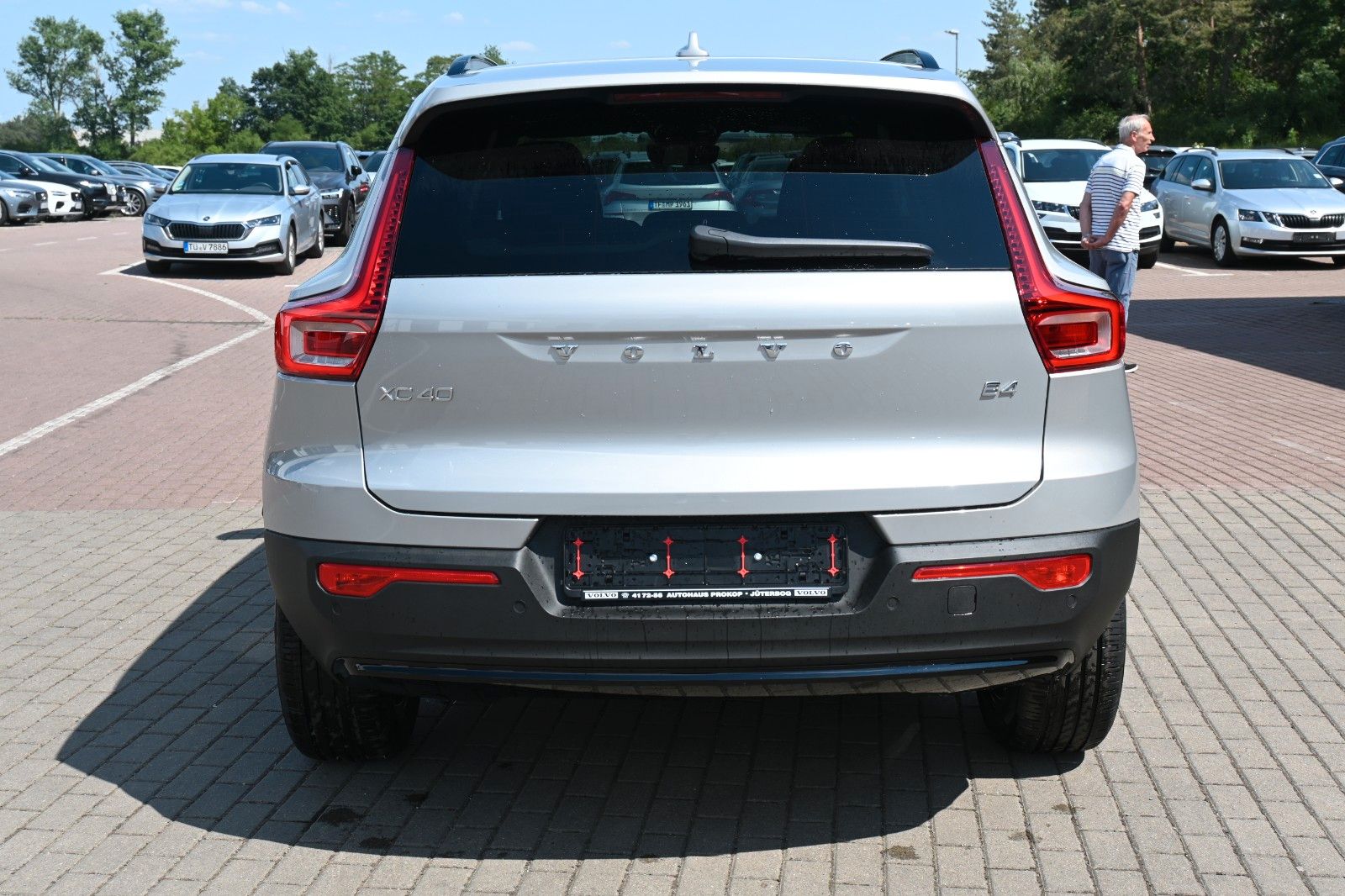 Fahrzeugabbildung Volvo XC40 B4 DKG Plus Dark*FSHZG*H&K*ACC*AHK