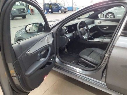 Fahrzeugabbildung Mercedes-Benz E 220d AMG+Pano+Burm+Distr+HUD+RFK+MultiB