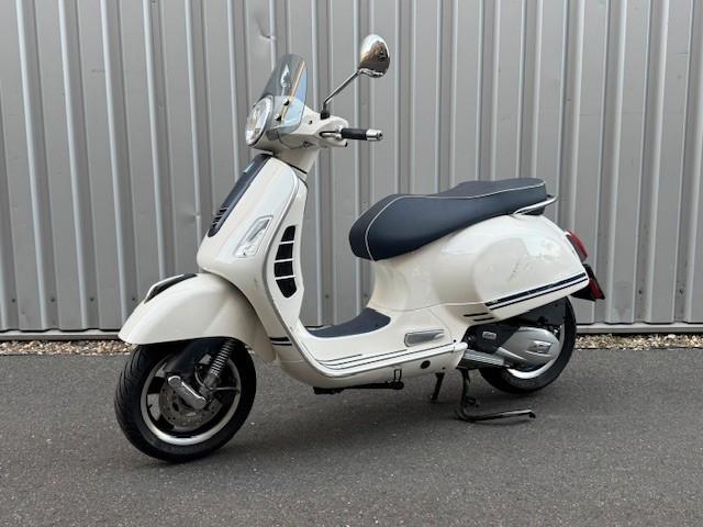 Vespa GTS 125 Yacht Club Unfall links Euro 4