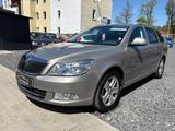 Skoda Octavia Combi Elegance*EU5*SHZ*TEMPO*PDC*AHK - Skoda Octavia aus 2011: Combi