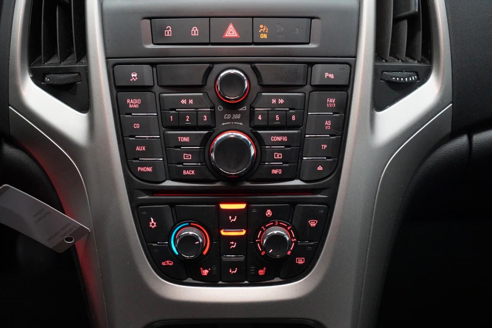Opel Astra 2012 — photo 19