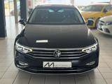 Volkswagen Passat Variant Elegance /RFK/ACC/Matrix/AHK - mit Diesel-Antrieb: Schwarz, Alcantara, Beheizbares Lenkrad, Kombi, mit Klimaautomatik