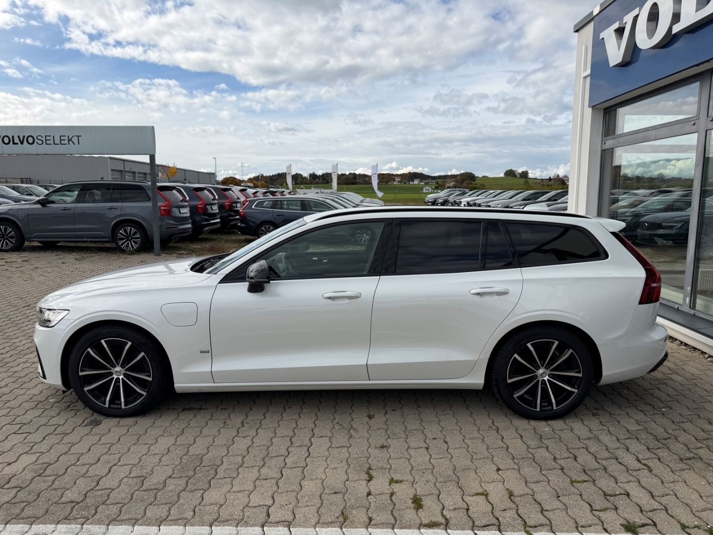 Volvo V60 Plus Dark Recharge Plug-In Hybrid AWD StandH imagem 3