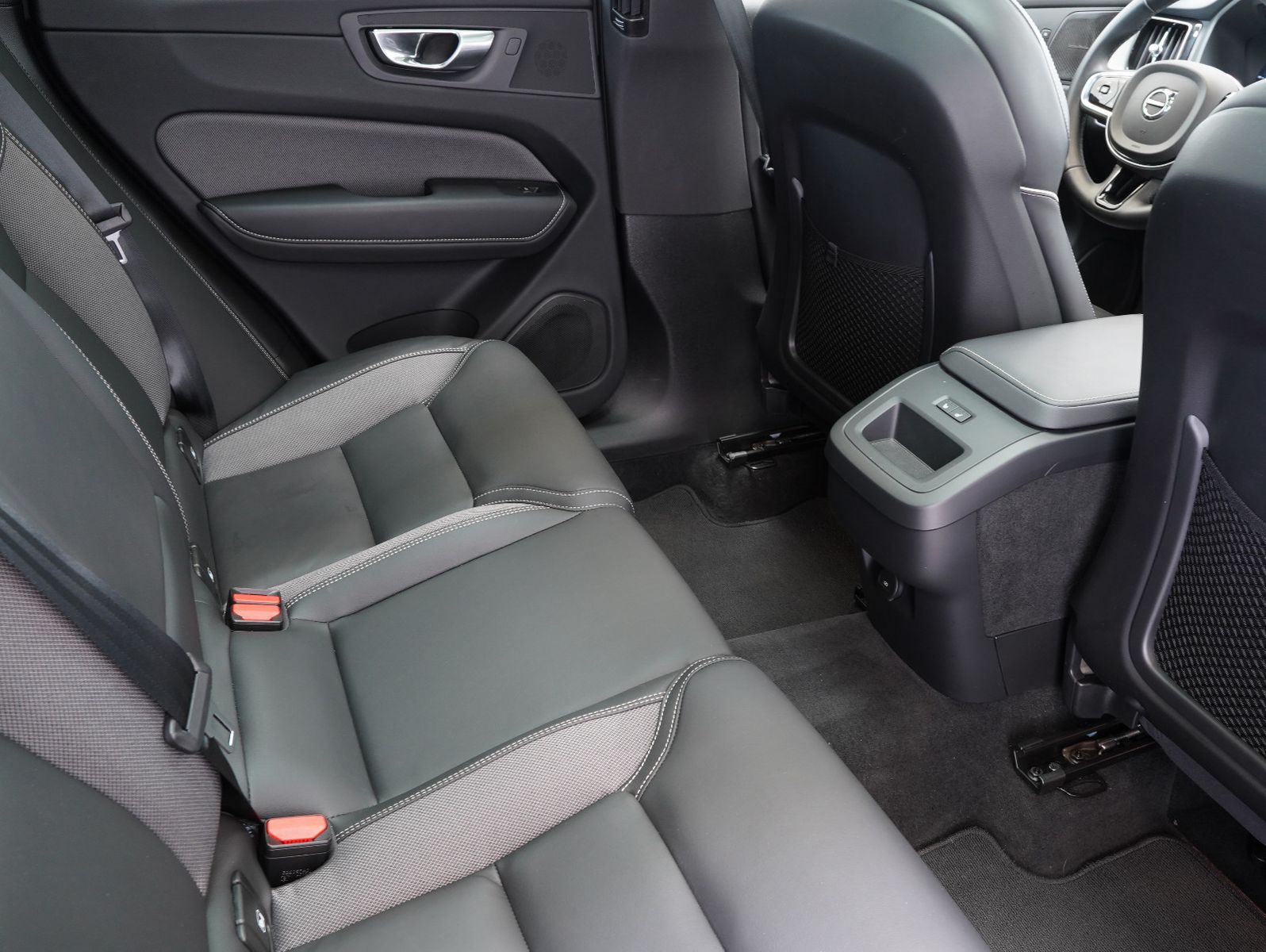 Fahrzeugabbildung Volvo XC60 B4 D AWD Plus Dark PANORAMA/LED/ACC/AHK