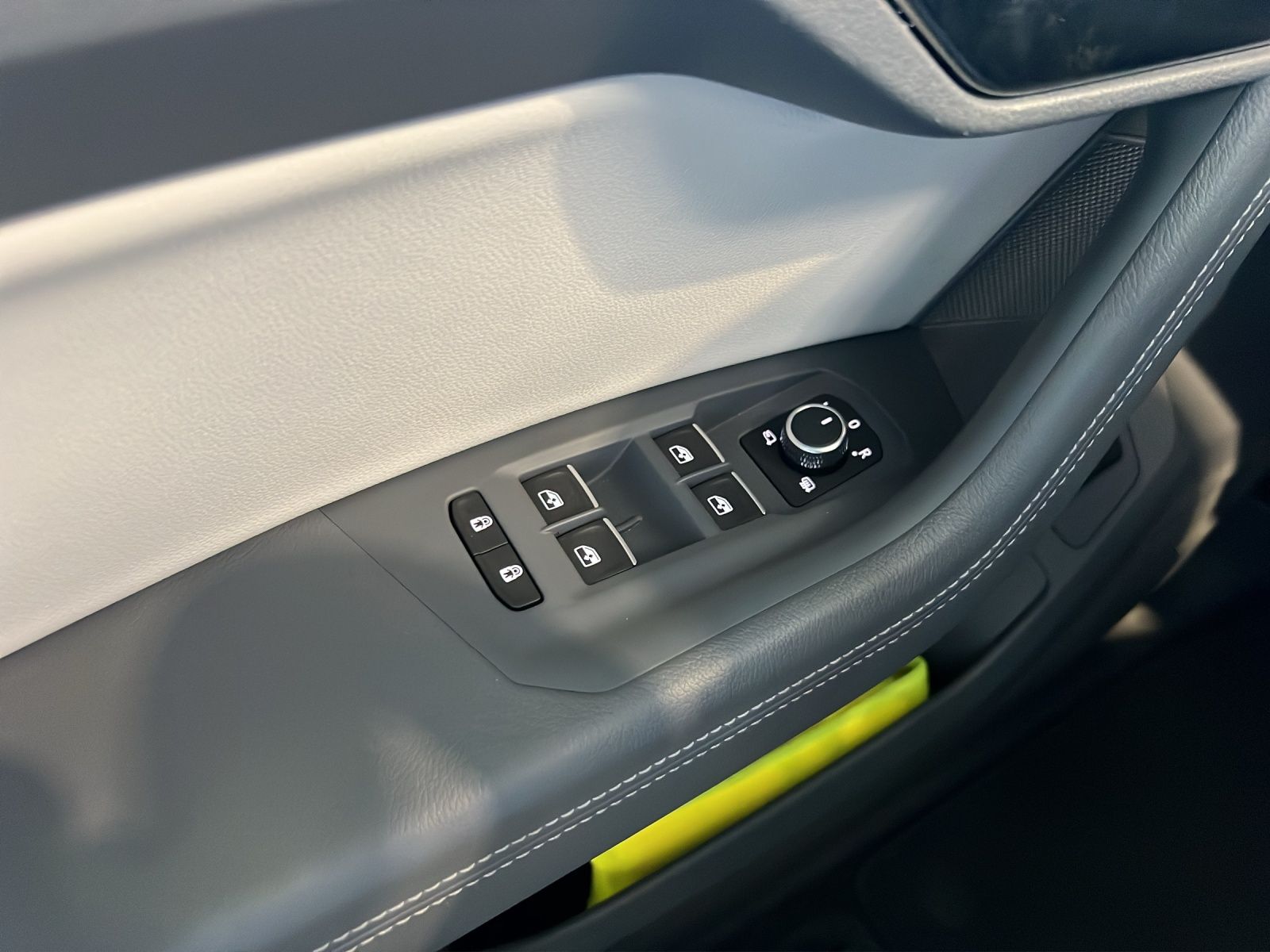 Fahrzeugabbildung Volkswagen Touareg TDI Elegance Matrix AHK HUD Luft Pano AI