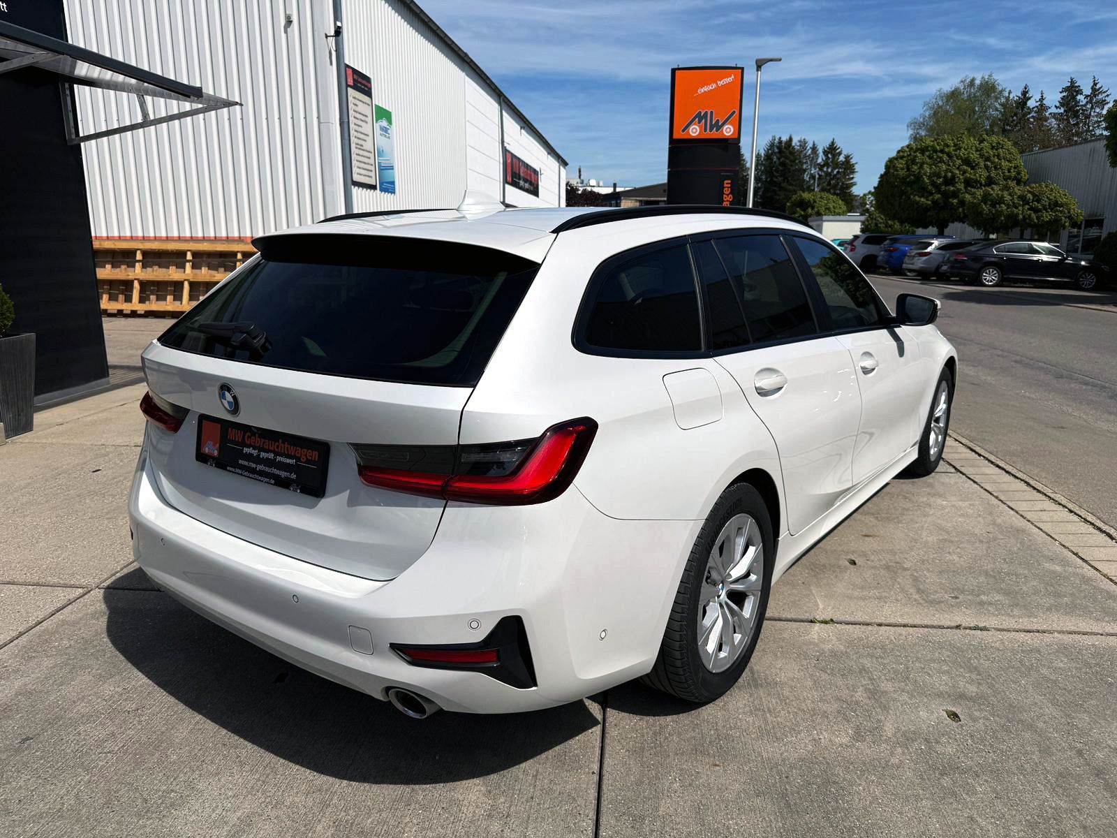 Fahrzeugabbildung BMW 320d Touring Steptr. Advantage LED ACC AHK KAM