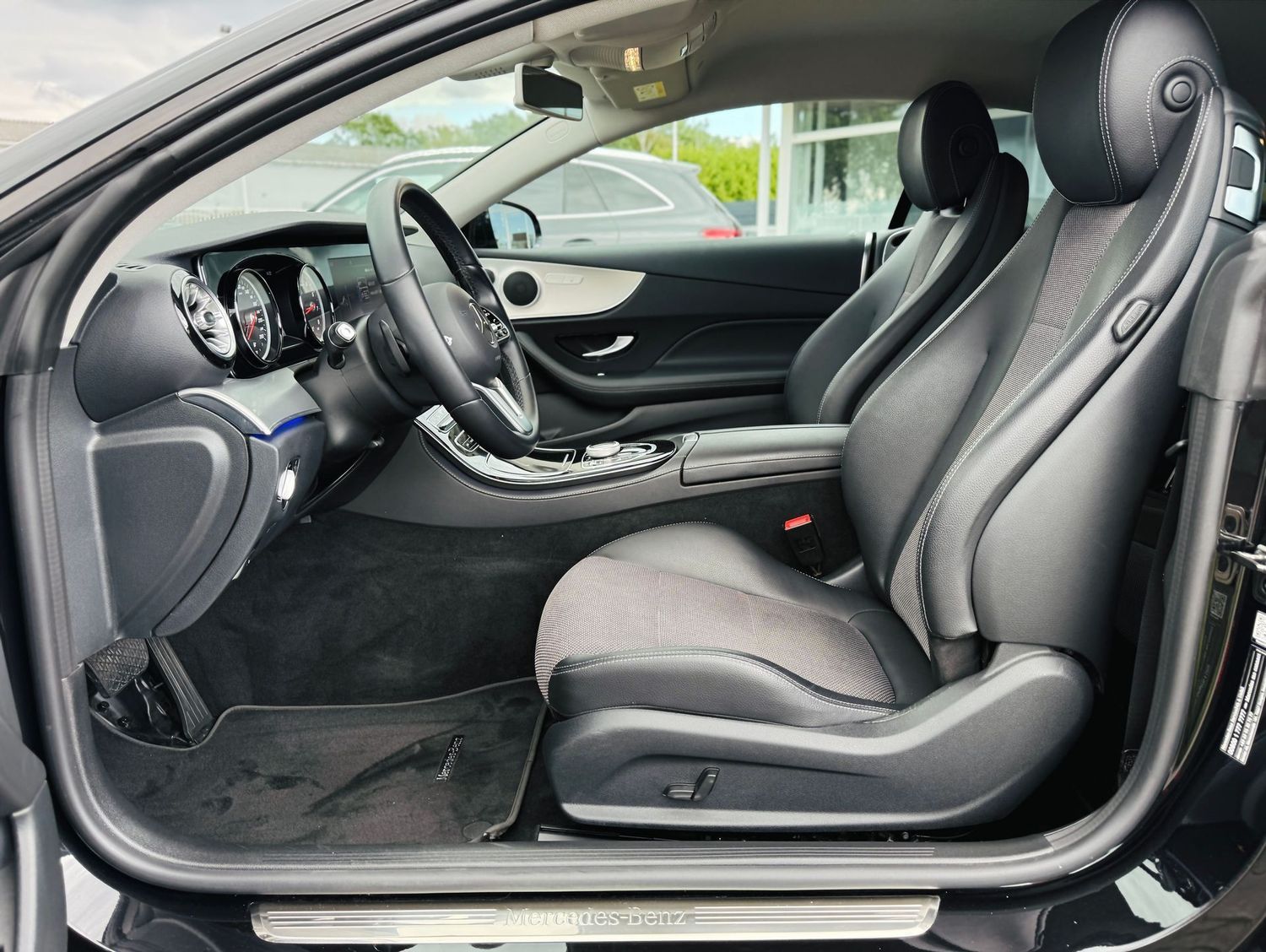 Fahrzeugabbildung Mercedes-Benz E 200 Coupé AVANTGARDE, AHK schw., RFK, Totw., L