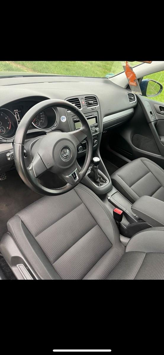 Volkswagen Golf 2011 — interior