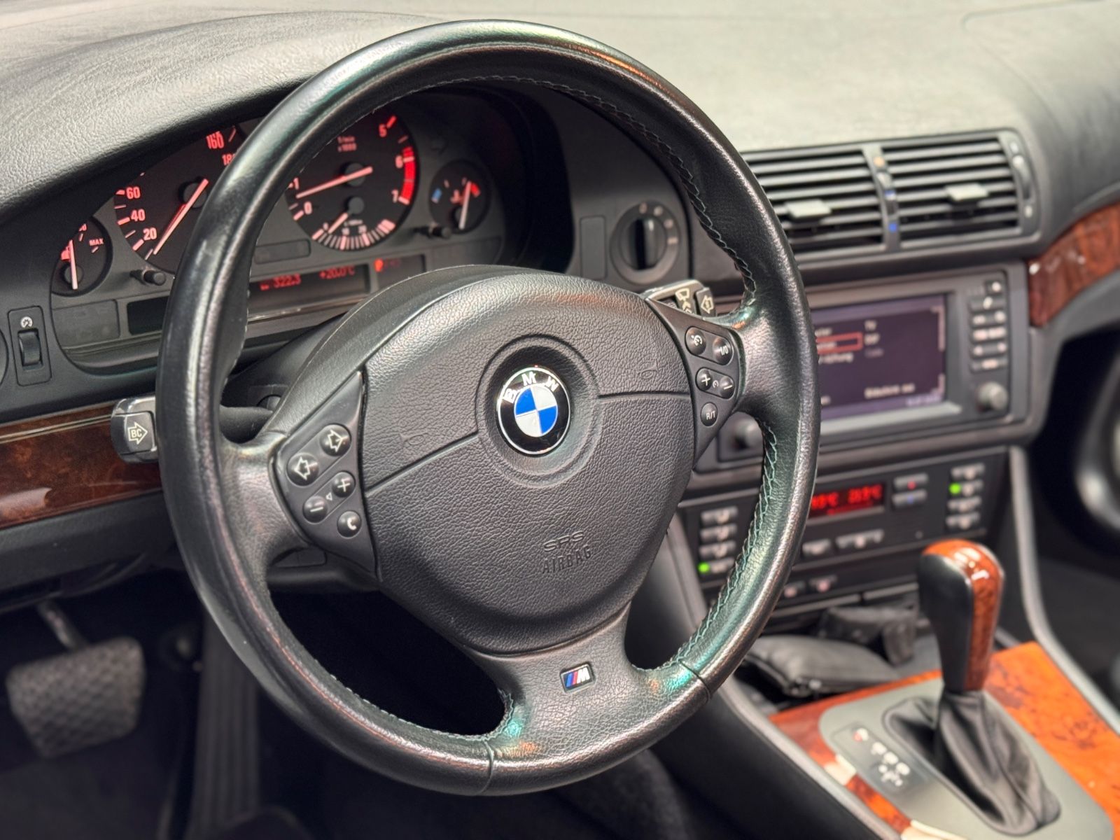 Fahrzeugabbildung BMW 540i LIM|AUTOMATIK|16:9 NAVI|LEDER|DOPPELVERGLAS