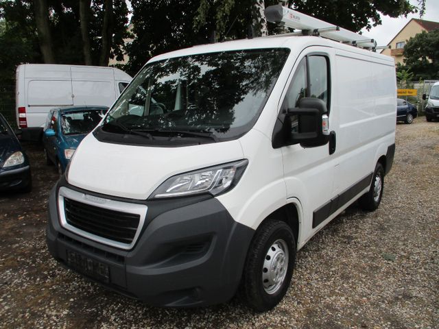 Peugeot Boxer mit Regaleinbau