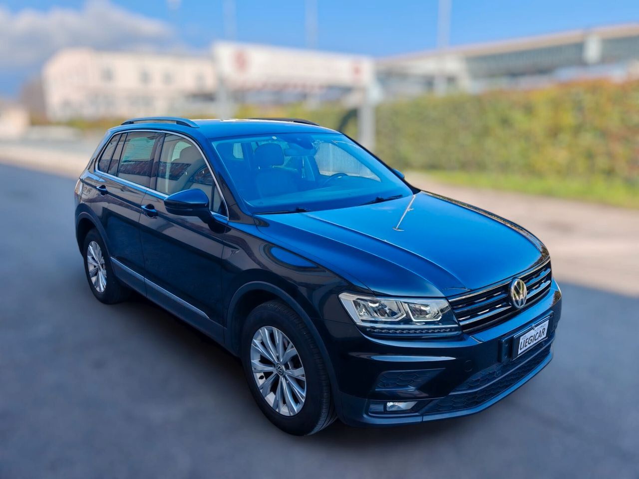 Volkswagen Tiguan - 1