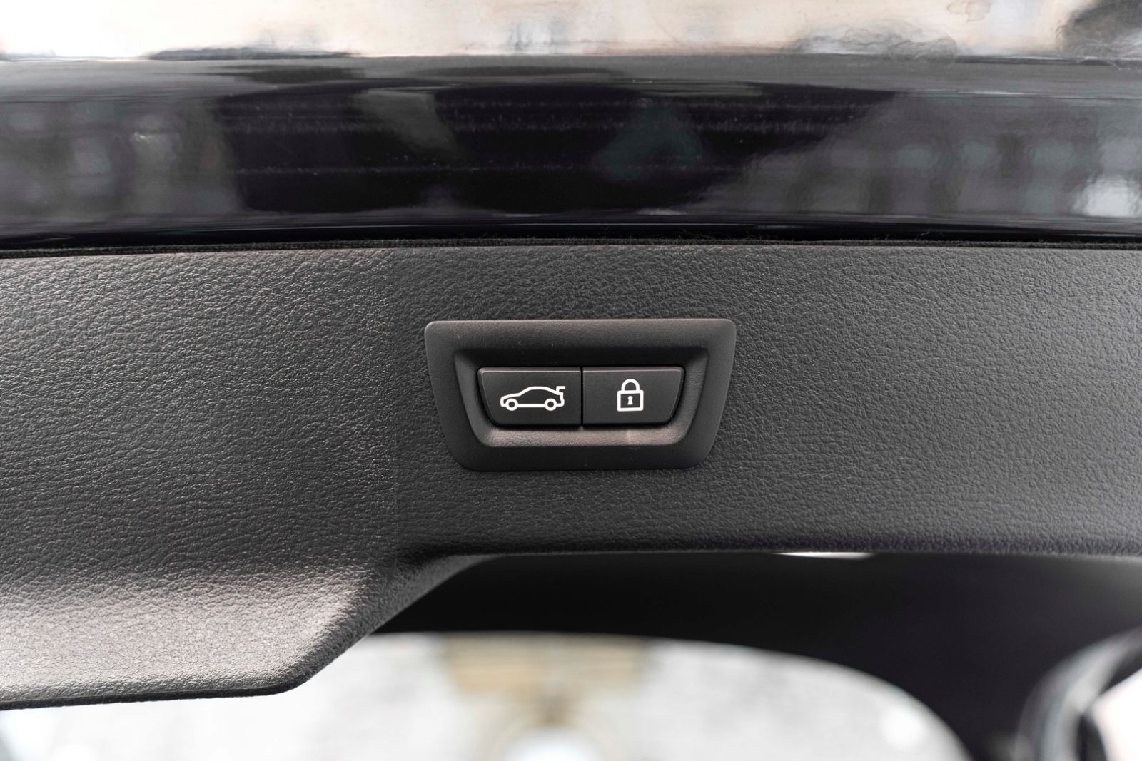 Fahrzeugabbildung BMW X6 xDrive50i M-SPORTPAKET 360° H&K ACC HUD TOTW