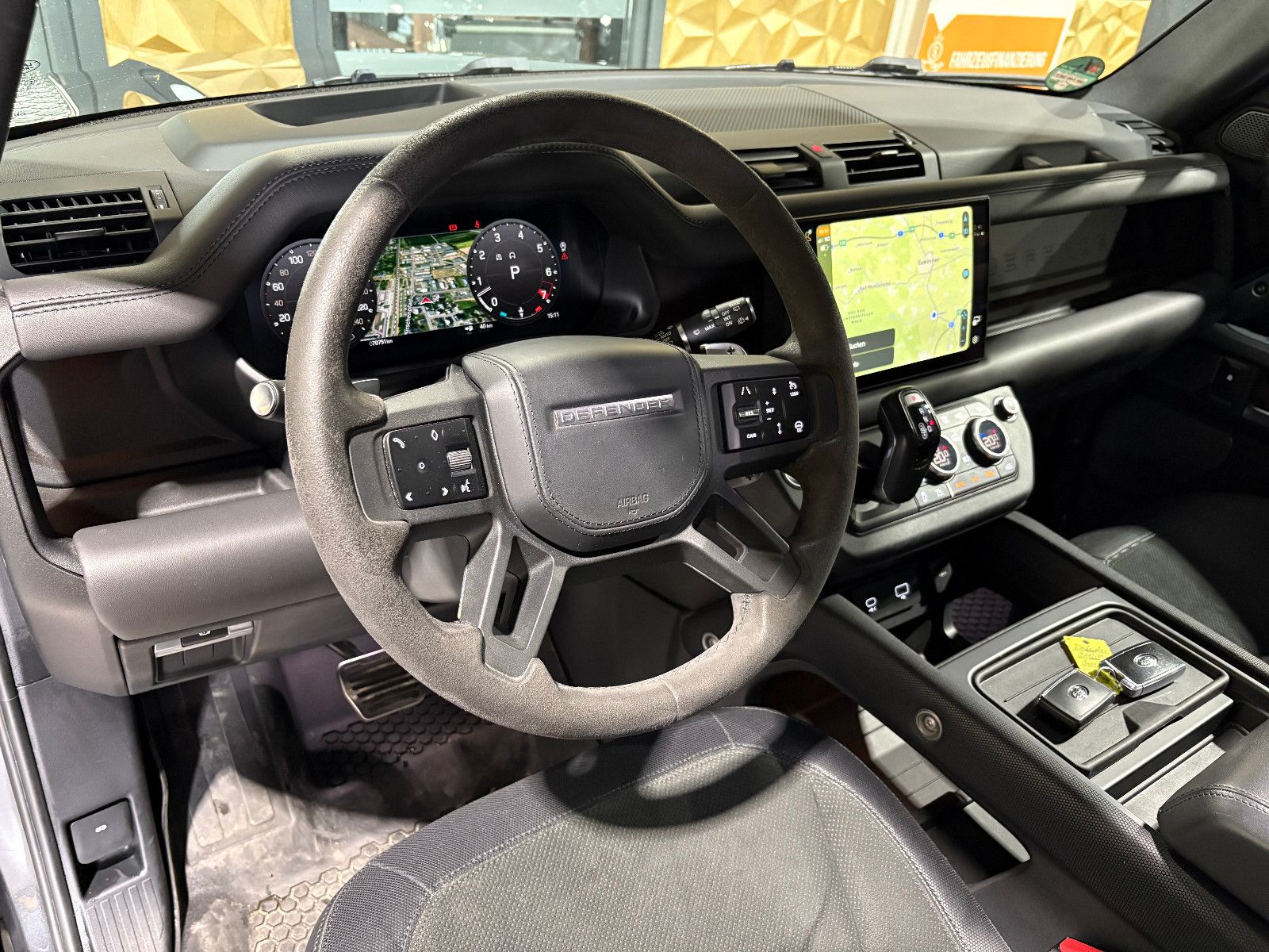 Fahrzeugabbildung Land Rover Defender 110 V8/PANO/ACC/HEAD-UP/360°/APPLE/AMBI