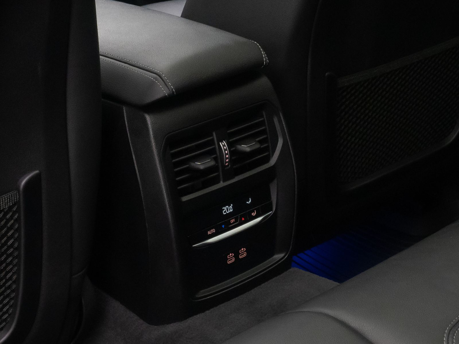 Fahrzeugabbildung BMW 330d xD Luxury Line HUD DAB Kamera AHK Panorama