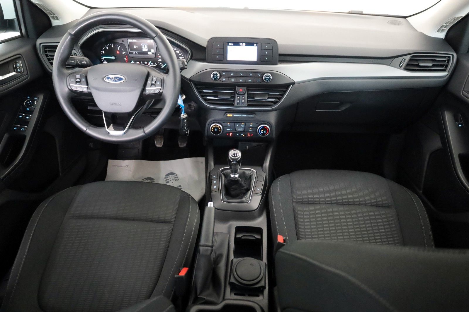 Fahrzeugabbildung Ford Focus Lim. Trend SH,PDC,8 fach bereift