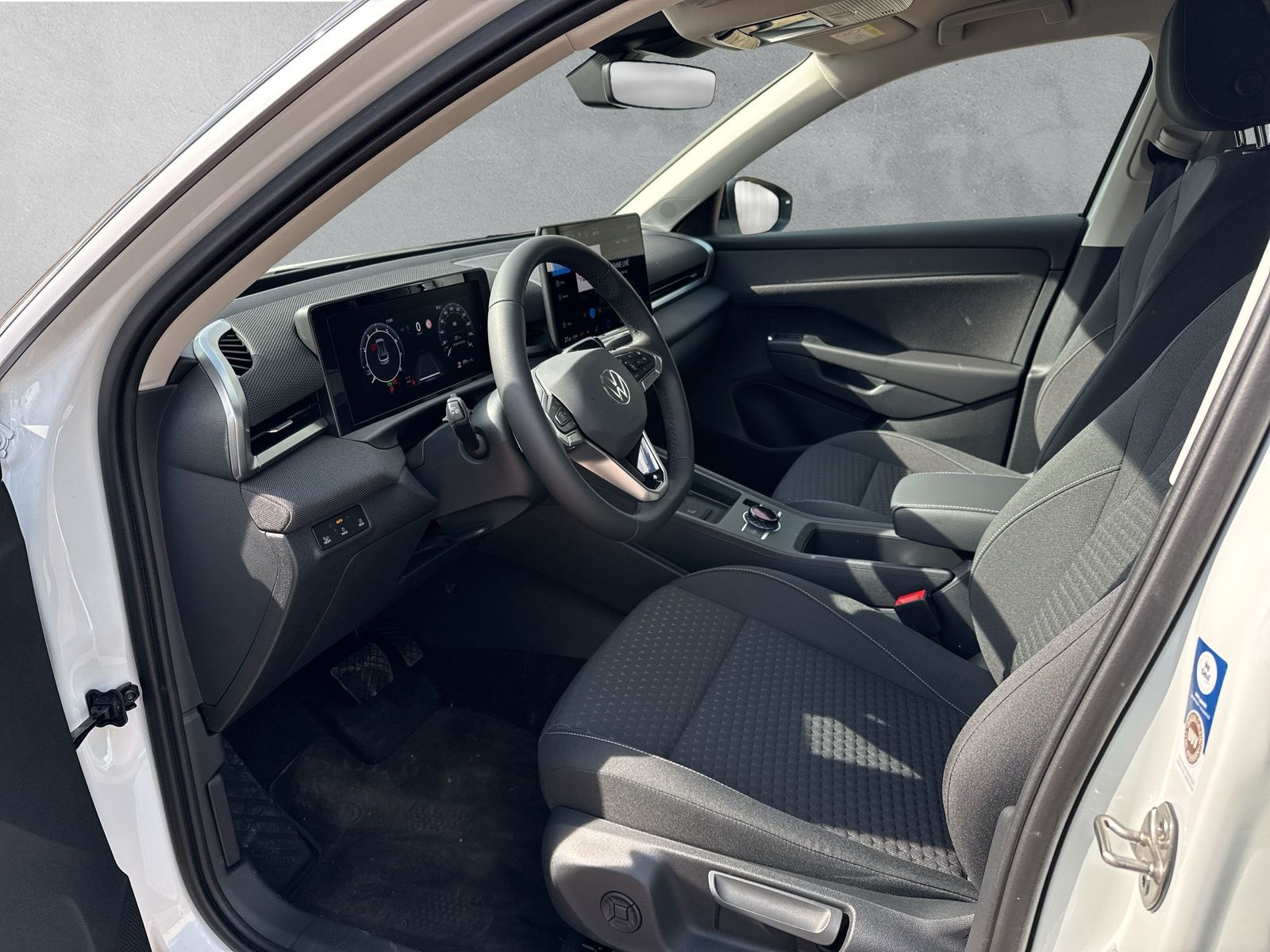 Fahrzeugabbildung Volkswagen T-Roc 1.5 eTSI Life Keyless ACC Kamera SHZ